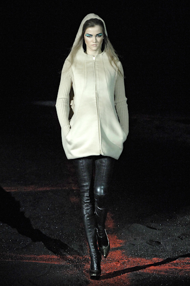 desfiles-amcqueen-parisinverno2007rtw-101