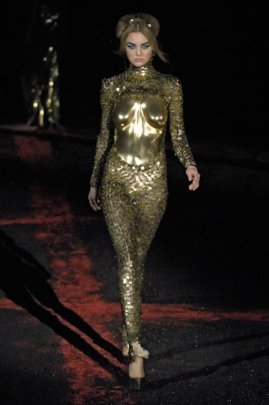 desfiles-amcqueen-parisinverno2007rtw-119
