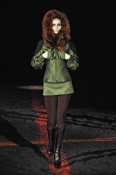 desfiles-amcqueen-parisinverno2007rtw-130
