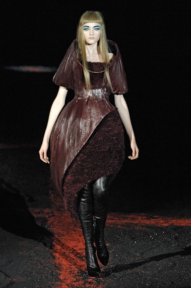 desfiles-amcqueen-parisinverno2007rtw-134