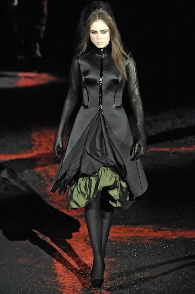 desfiles-amcqueen-parisinverno2007rtw-137