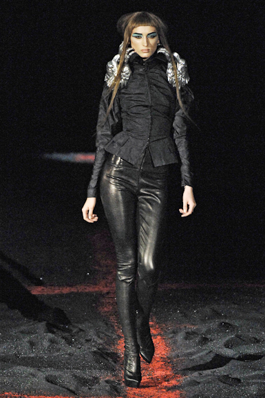 desfiles-amcqueen-parisinverno2007rtw-138