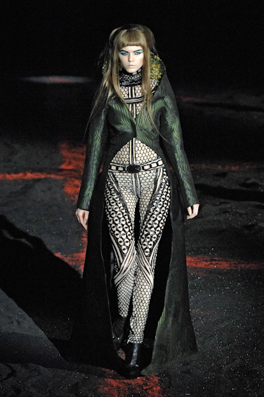 desfiles-amcqueen-parisinverno2007rtw-147