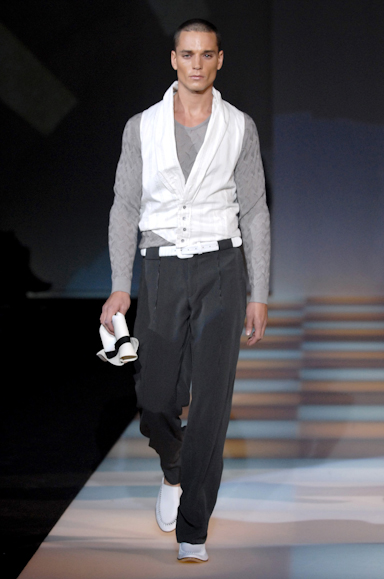 desfiles-armani-milaoverao2008men-160