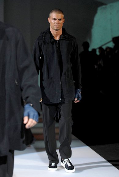 desfiles-armani-milaoverao2008men-166