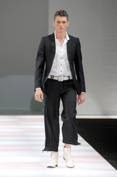 desfiles-emporioarmani-milaoverao2008men-100