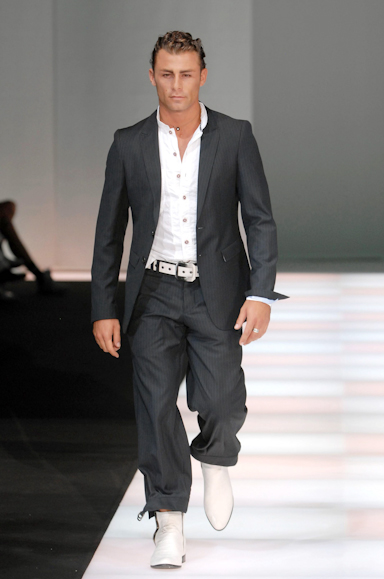 desfiles-emporioarmani-milaoverao2008men-101