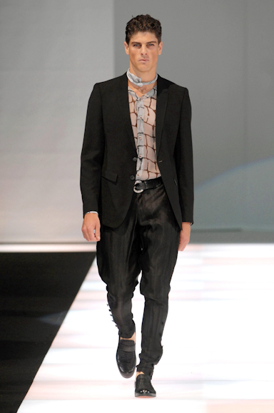 desfiles-emporioarmani-milaoverao2008men-102