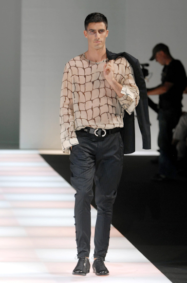 desfiles-emporioarmani-milaoverao2008men-103
