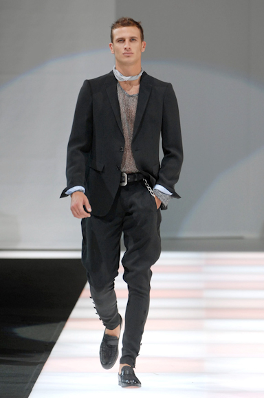 desfiles-emporioarmani-milaoverao2008men-105