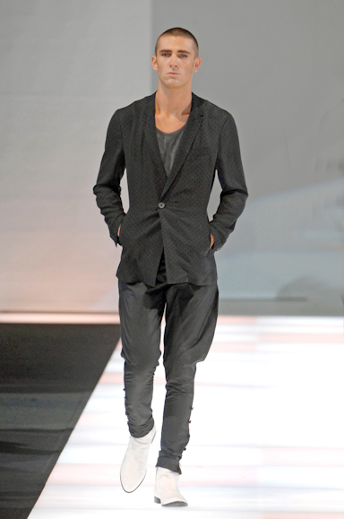 desfiles-emporioarmani-milaoverao2008men-107