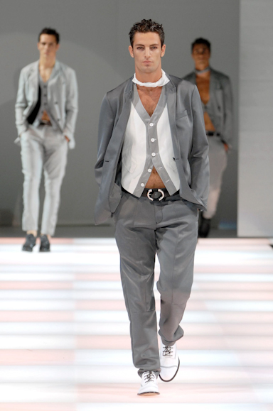 desfiles-emporioarmani-milaoverao2008men-115