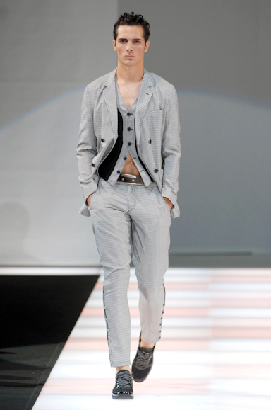 desfiles-emporioarmani-milaoverao2008men-116