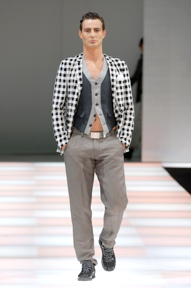 desfiles-emporioarmani-milaoverao2008men-118