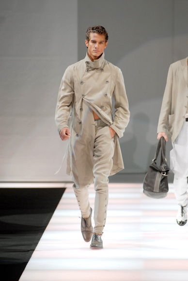 desfiles-emporioarmani-milaoverao2008men-131