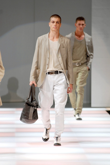 desfiles-emporioarmani-milaoverao2008men-132