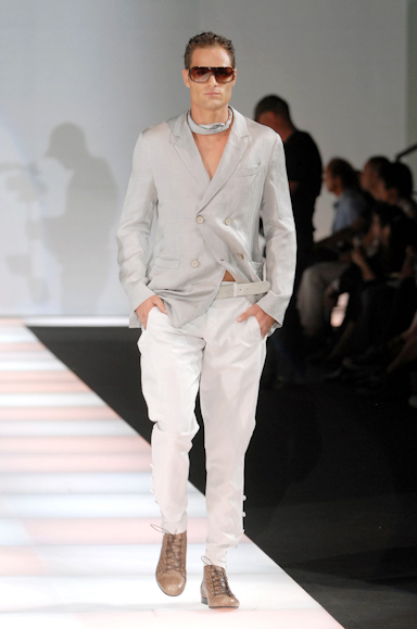 desfiles-emporioarmani-milaoverao2008men-135