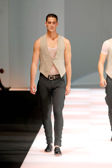 desfiles-emporioarmani-milaoverao2008men-147