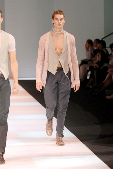 desfiles-emporioarmani-milaoverao2008men-149
