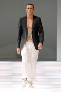 desfiles-emporioarmani-milaoverao2008men-152