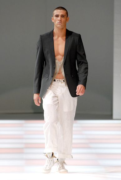 desfiles-emporioarmani-milaoverao2008men-152