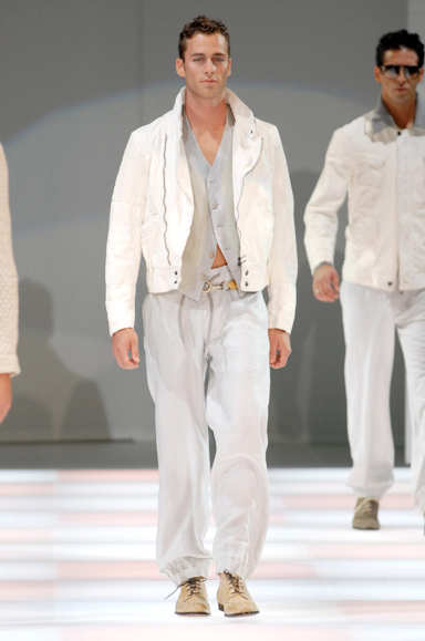 desfiles-emporioarmani-milaoverao2008men-153
