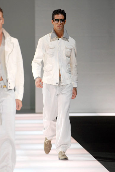 desfiles-emporioarmani-milaoverao2008men-155