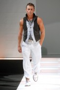 desfiles-emporioarmani-milaoverao2008men-156