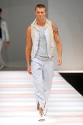 desfiles-emporioarmani-milaoverao2008men-157