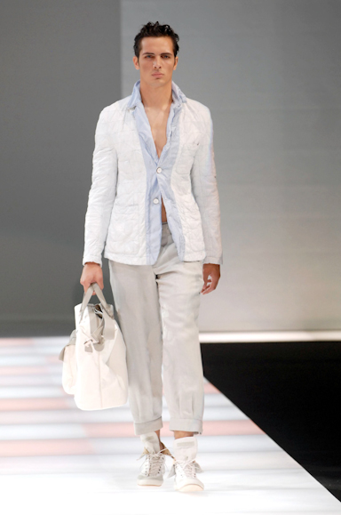 desfiles-emporioarmani-milaoverao2008men-159