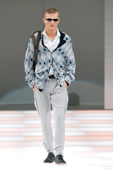 desfiles-emporioarmani-milaoverao2008men-162