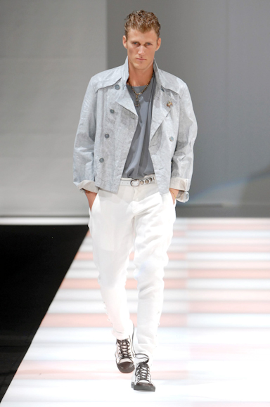 desfiles-emporioarmani-milaoverao2008men-167