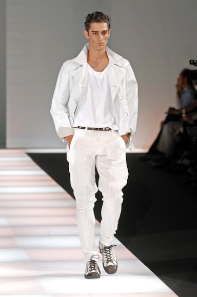 desfiles-emporioarmani-milaoverao2008men-168