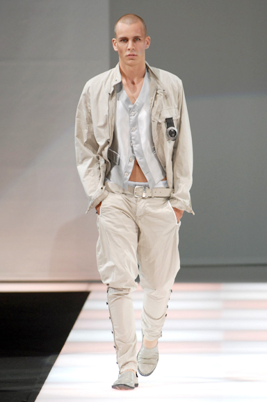 desfiles-emporioarmani-milaoverao2008men-169