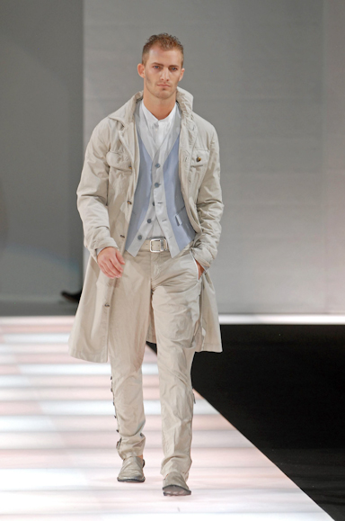desfiles-emporioarmani-milaoverao2008men-170