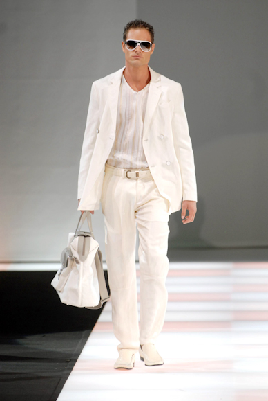 desfiles-emporioarmani-milaoverao2008men-174