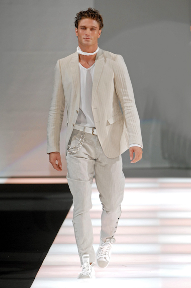 desfiles-emporioarmani-milaoverao2008men-176