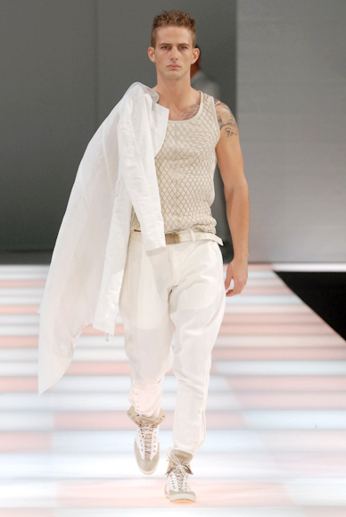 desfiles-emporioarmani-milaoverao2008men-179