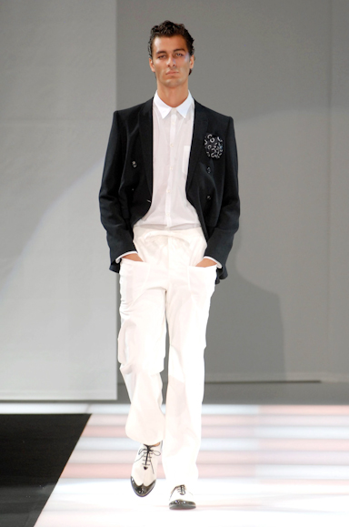 desfiles-emporioarmani-milaoverao2008men-183