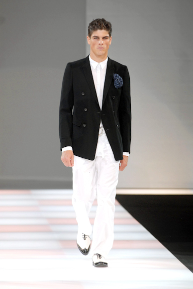 desfiles-emporioarmani-milaoverao2008men-184