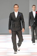 desfiles-emporioarmani-milaoverao2008men-185