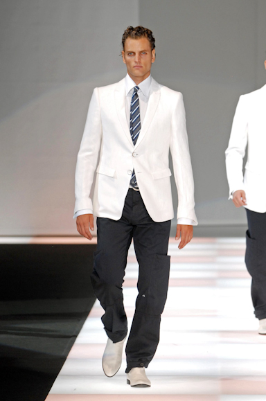 desfiles-emporioarmani-milaoverao2008men-187