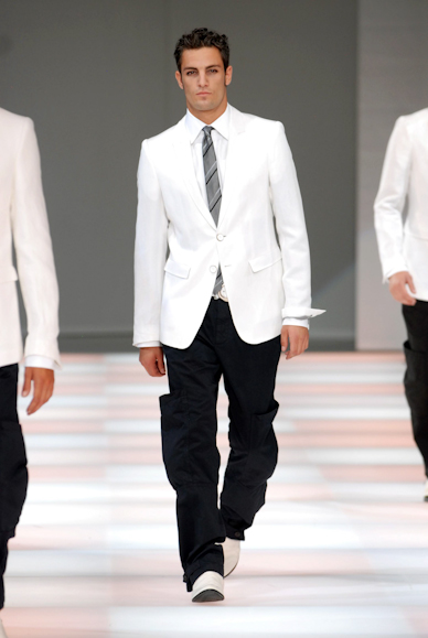 desfiles-emporioarmani-milaoverao2008men-188