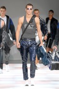 desfiles-emporioarmani-milaoverao2008men-191