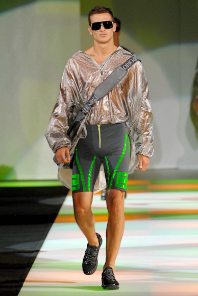 desfiles-emporioarmani-milaoverao2008men-193