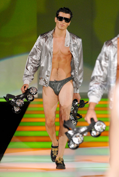 desfiles-emporioarmani-milaoverao2008men-198