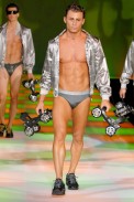 desfiles-emporioarmani-milaoverao2008men-199