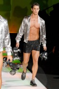 desfiles-emporioarmani-milaoverao2008men-200