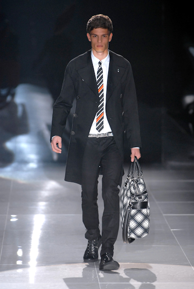 desfiles-gucci-milaoverao2008men-118