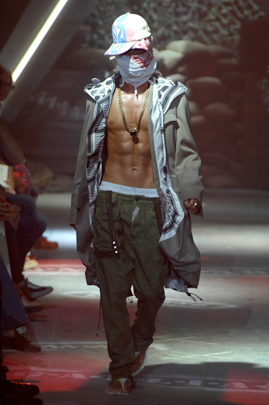 desfiles-johngalliano-parisverao2008men-100